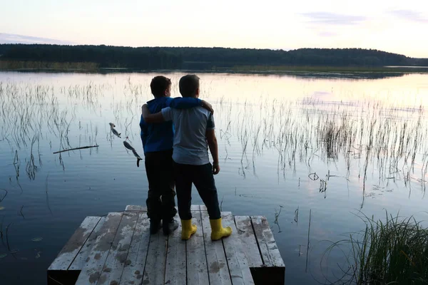 Niños Pie Puente Madera Junto Lago Atardecer Karelia — Foto de Stock