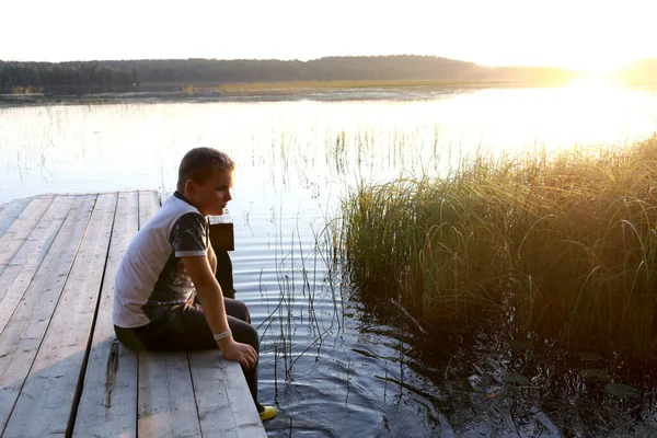 Niño Descansando Puente Madera Junto Lago Atardecer Karelia —  Fotos de Stock