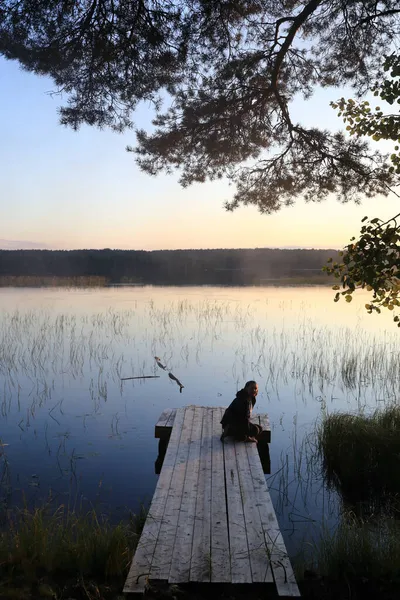 Mujer Relajándose Puente Madera Junto Lago Atardecer Karelia —  Fotos de Stock