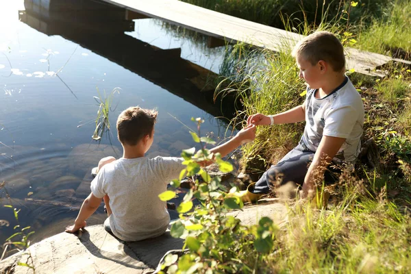 夏に湖で遊ぶ子供たち カレリア — ストック写真