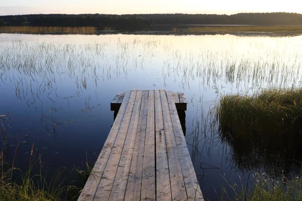 Puente Madera Junto Lago Atardecer Verano Karelia —  Fotos de Stock