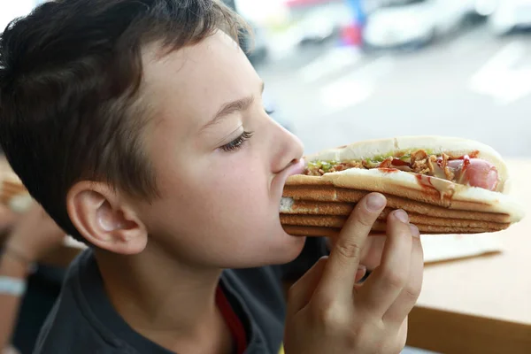 Retrato Menino Comendo Cachorro Quente Restaurante — Fotografia de Stock