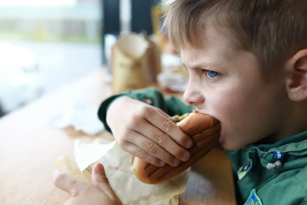 Portret Dziecka Gryzącego Hot Doga Restauracji — Zdjęcie stockowe