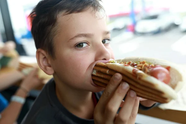 Retrato Niño Comiendo Hot Dog Restaurante — Foto de Stock