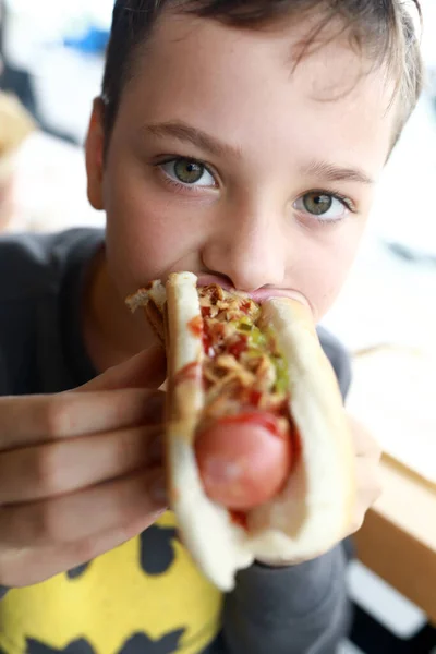 Retrato Criança Tem Cachorro Quente Restaurante — Fotografia de Stock