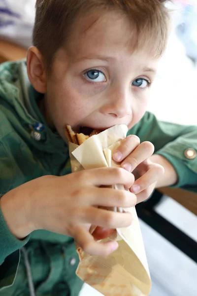 Retrato Niño Tiene Hot Dog Restaurante — Foto de Stock