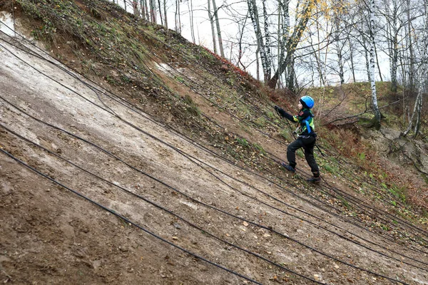 Boy Climber Exercitando Floresta Outono Moscou Rússia — Fotografia de Stock