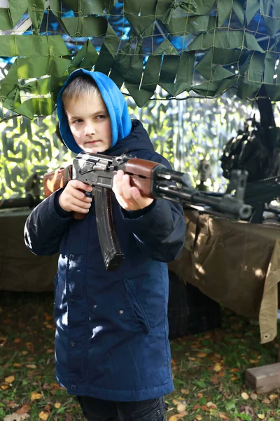 Child Aiming Machine Gun Park — Stock Photo, Image