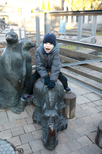 Portret Szczęśliwego Dziecka Siedzącego Metalowym Nosorożcu — Zdjęcie stockowe
