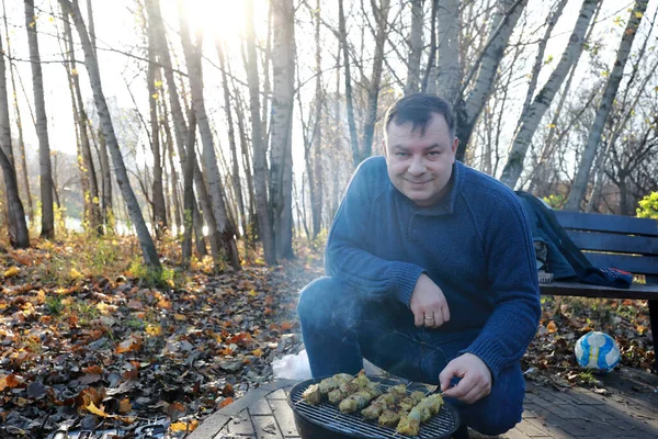 Homem Cozinhando Pescoço Porco Grelha Parque — Fotografia de Stock