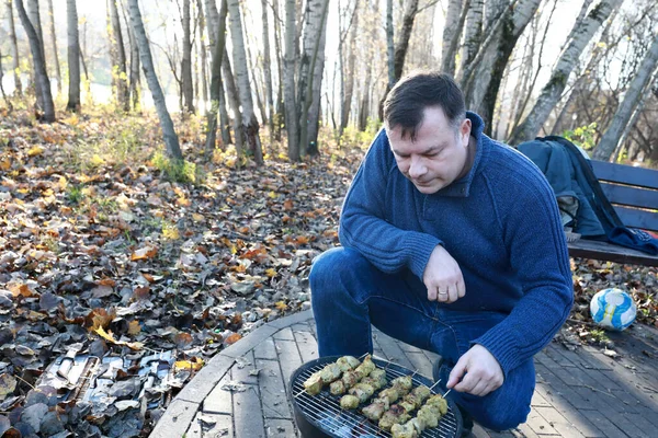 Muž Vaření Vepřový Krk Špejle Grilu Parku — Stock fotografie