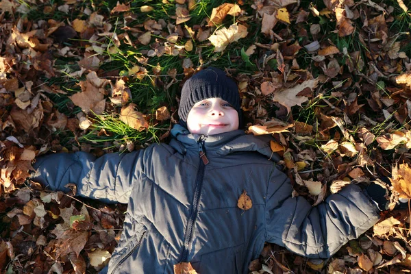 Enfant Couché Sur Les Feuilles Automne Dans Parc — Photo
