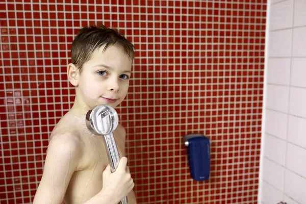 Fürdőszobában Zuhanyozó Gyermek Portréja — Stock Fotó