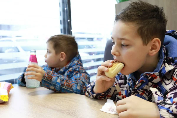 Porträtt Barn Äter Lunch Caféet Bensinstationen — Stockfoto