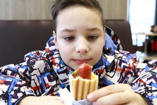 Ritratto Bambino Hot Dog Nel Caffè Alla Stazione Servizio — Foto Stock