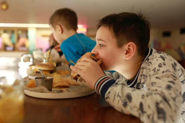 Niño Comiendo Hamburguesa Bar Por Noche — Foto de Stock