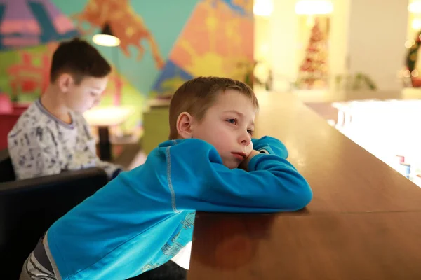 Akşam Restoranın Barında Yemek Bekleyen Bir Çocuk — Stok fotoğraf