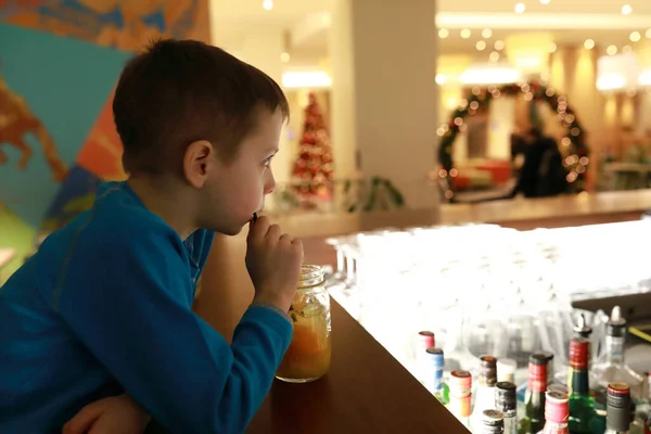 Kind Drinkt Limonade Met Ijs Bar Van Het Restaurant — Stockfoto