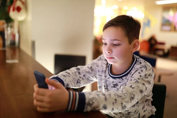 Barn Med Smartphone Baren Kvällen — Stockfoto