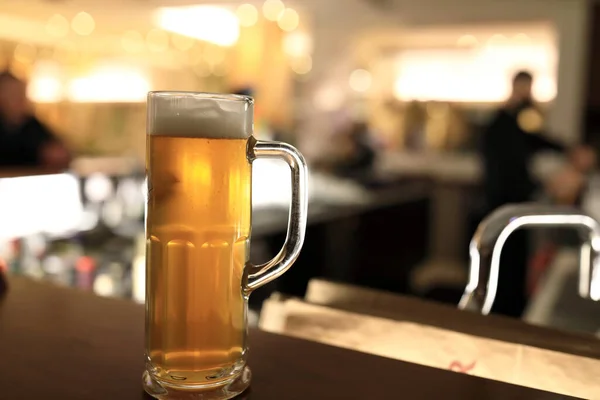 夜のバーで軽いビールのマグカップ — ストック写真
