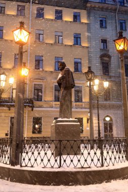 Gece vakti St. Petersburg 'da Nikolai Gogol anıtı