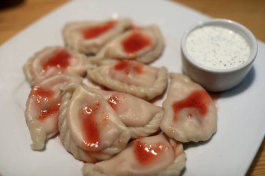 Restoranda ahududu reçelli Vareniki.