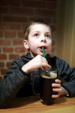 Restoranda kvass içen çocuk portresi