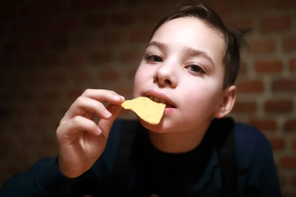 Retrato Criança Comendo Nachos Restaurante — Fotografia de Stock
