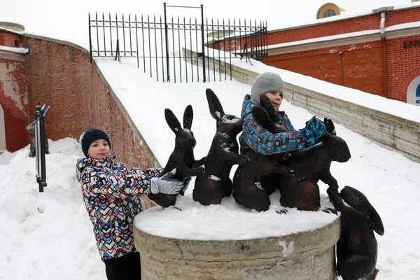 Bambini Posano Con Scultura Lepri Fortezza Paul Pietro San Pietroburgo — Foto Stock