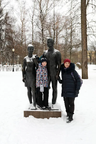 冬にサンクトペテルブルクのアレクサンダー公園で母と息子 — ストック写真