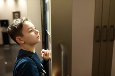 Müzedeki şaşkın çocuğun portresi.