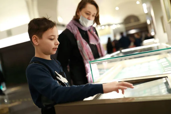 Mother Son Using Touch Screen Entertainment Center — Stock Photo, Image