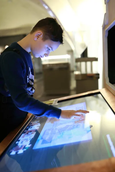 Ritratto Bambino Che Gioca Puzzle Sul Touch Screen Nel Centro — Foto Stock