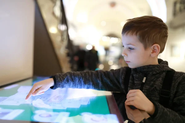 Portrait Enfant Jouant Des Puzzles Sur Écran Tactile Dans Centre — Photo