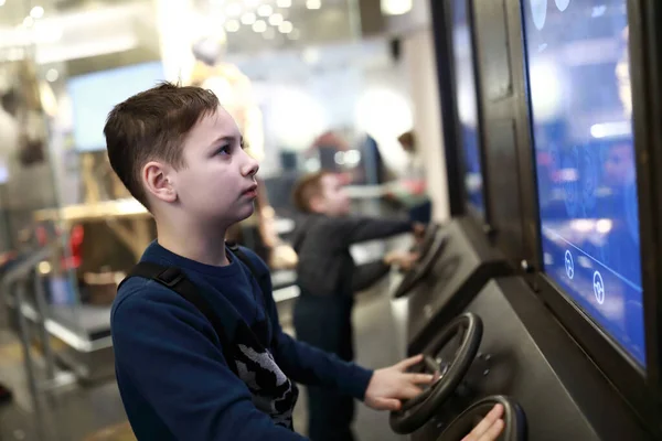 Porträtt Barn Spelar Bil Simulator Spel — Stockfoto