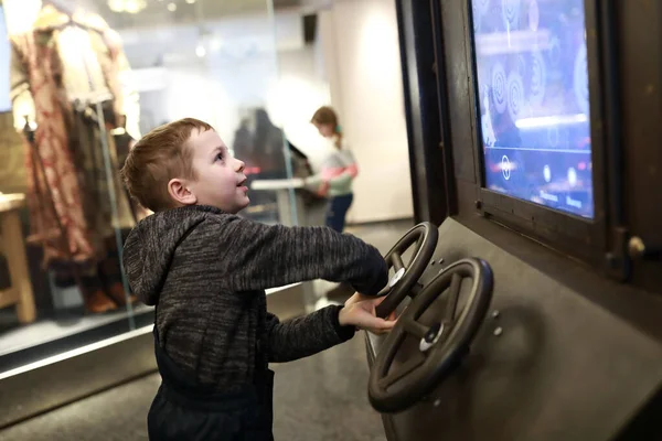 Porträtt Barn Som Spelar Racing Simulator Spel — Stockfoto