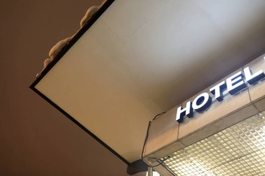 Geceleri otel tabelasının görüntüsü