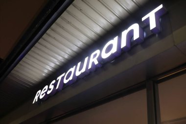 Geceleri restoran tabelasının görüntüsü