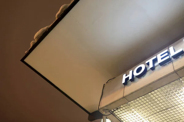 Utsikt Skiltbord Hotell Natten – stockfoto