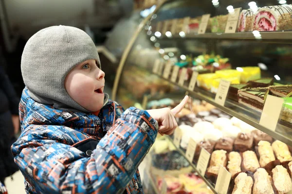 Ritratto Bambino Che Sceglie Torta Nella Vetrina Del Caffè — Foto Stock