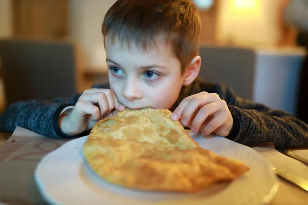 Criança Comendo Cheburek Restaurante Asiático — Fotografia de Stock