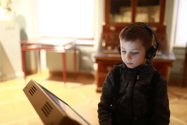 Porträt Eines Kindes Das Mit Kopfhörern Musik Hört — Stockfoto