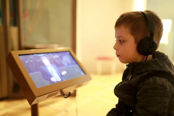 Retrato Niño Serio Escuchando Música Con Auriculares —  Fotos de Stock