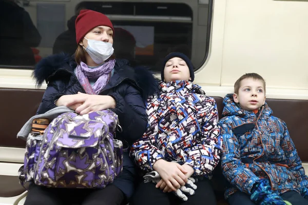 Retrato Madre Con Hijos Carruaje Subterráneo — Foto de Stock