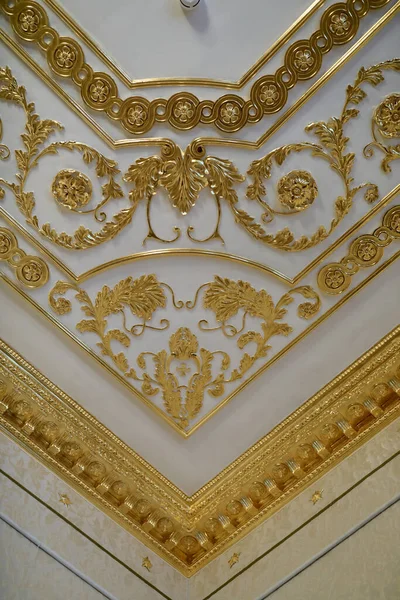 Vue Plafond Avec Motifs Dorés Dans Palais — Photo