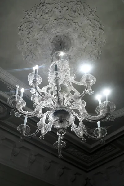 宮殿の水晶シャンデリアのビュー — ストック写真
