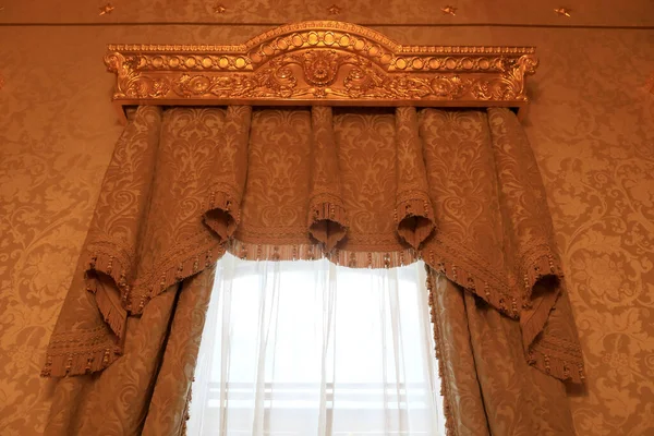 Vue Fenêtre Avec Rideau Brun Dans Palais — Photo