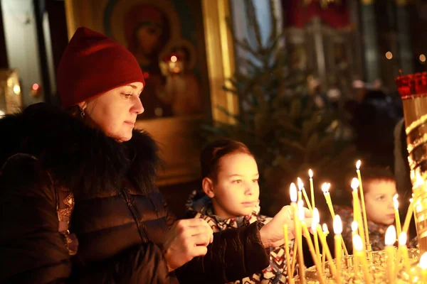 Porträtt Mor Och Söner Med Ljus Rysk Ortodox Kyrka — Stockfoto