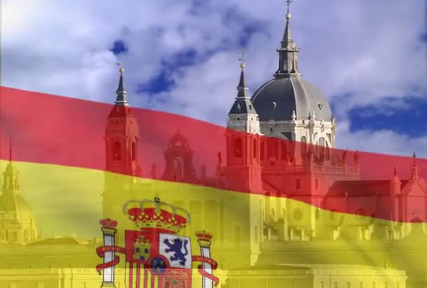 Spanische Flagge am Himmel über der Kathedrale Almudena — Stockvideo