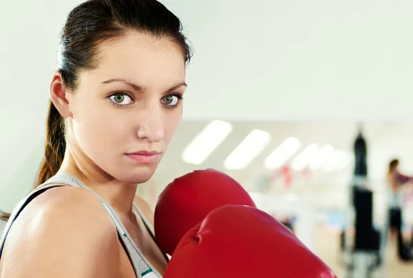 Boxer woman during boxing exercise — Stock Photo, Image